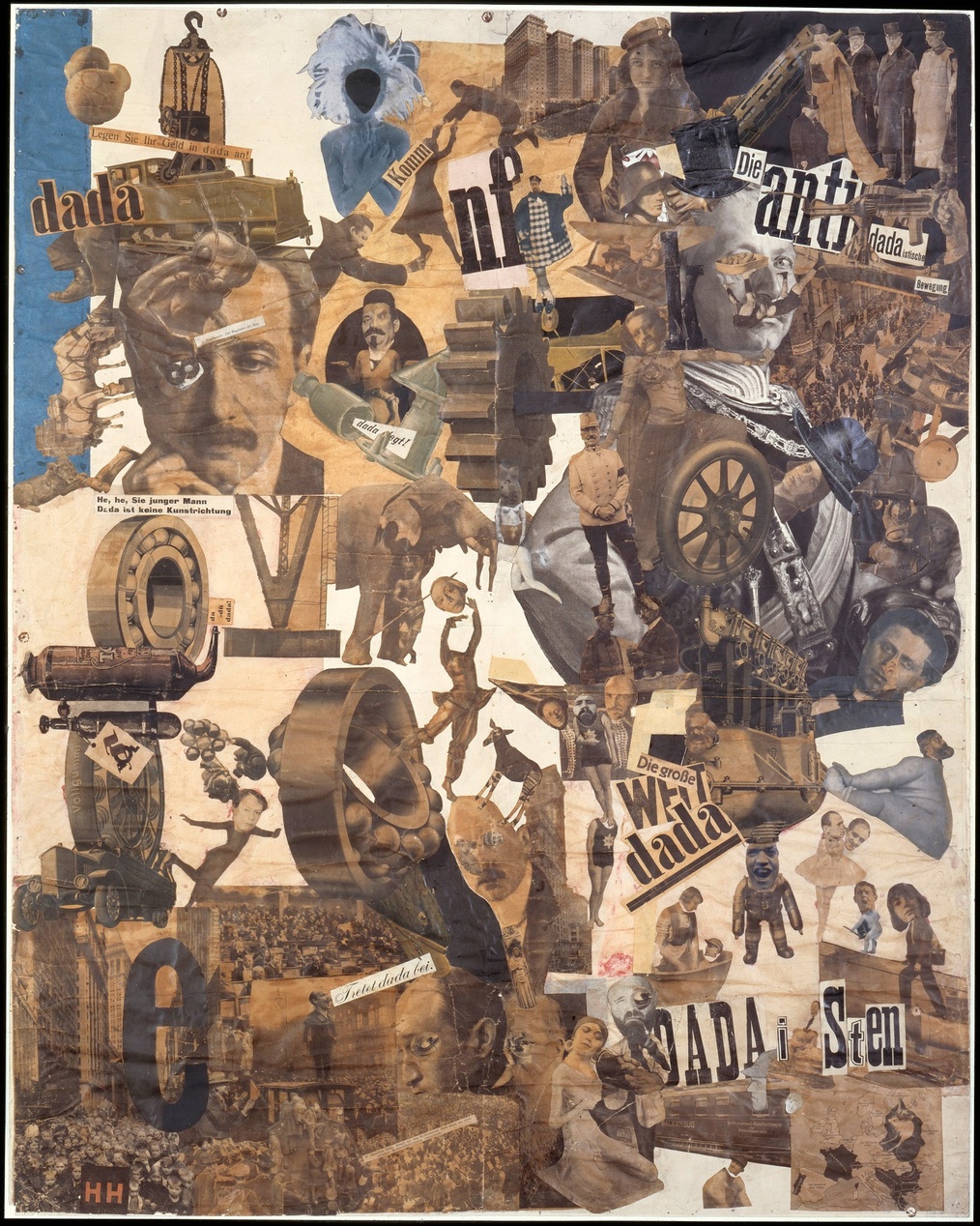 Ett komplext dadaistiskt fotomontage/collage som visar rörelsens karaktäristiska tekniker. Verket inkluderar fragmenterade bilder, textelement som nämner 'dada', fotografier, maskindelar och till synes slumpmässiga juxtapositioner - allt kännetecken för dadaistiska metoder för konstskapande. Det kaotiska arrangemanget och den anti-logiska kompositionen representerar perfekt dadafilosofin.